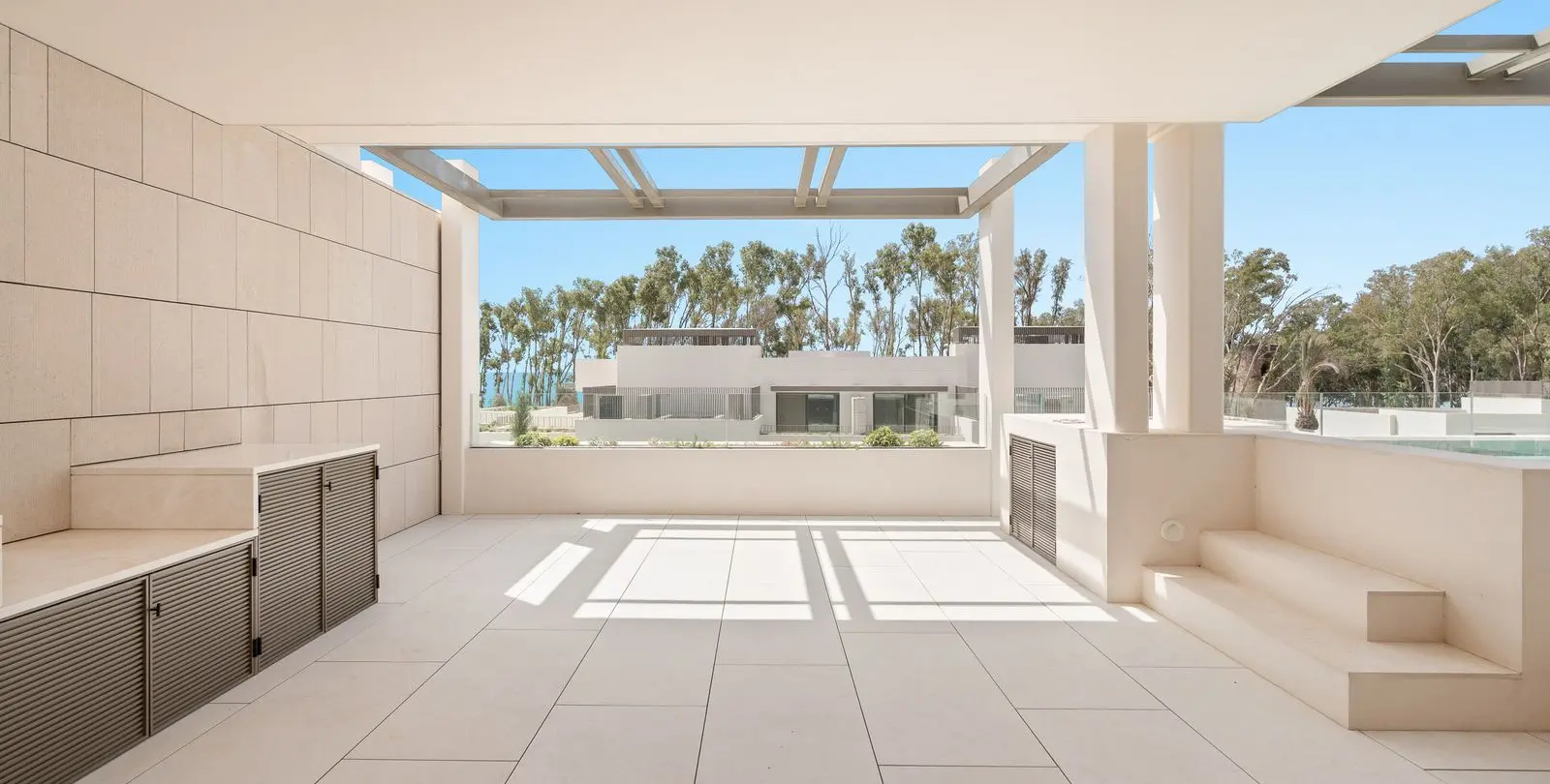 Sale of middle floor apartment in The Golden Mile 3