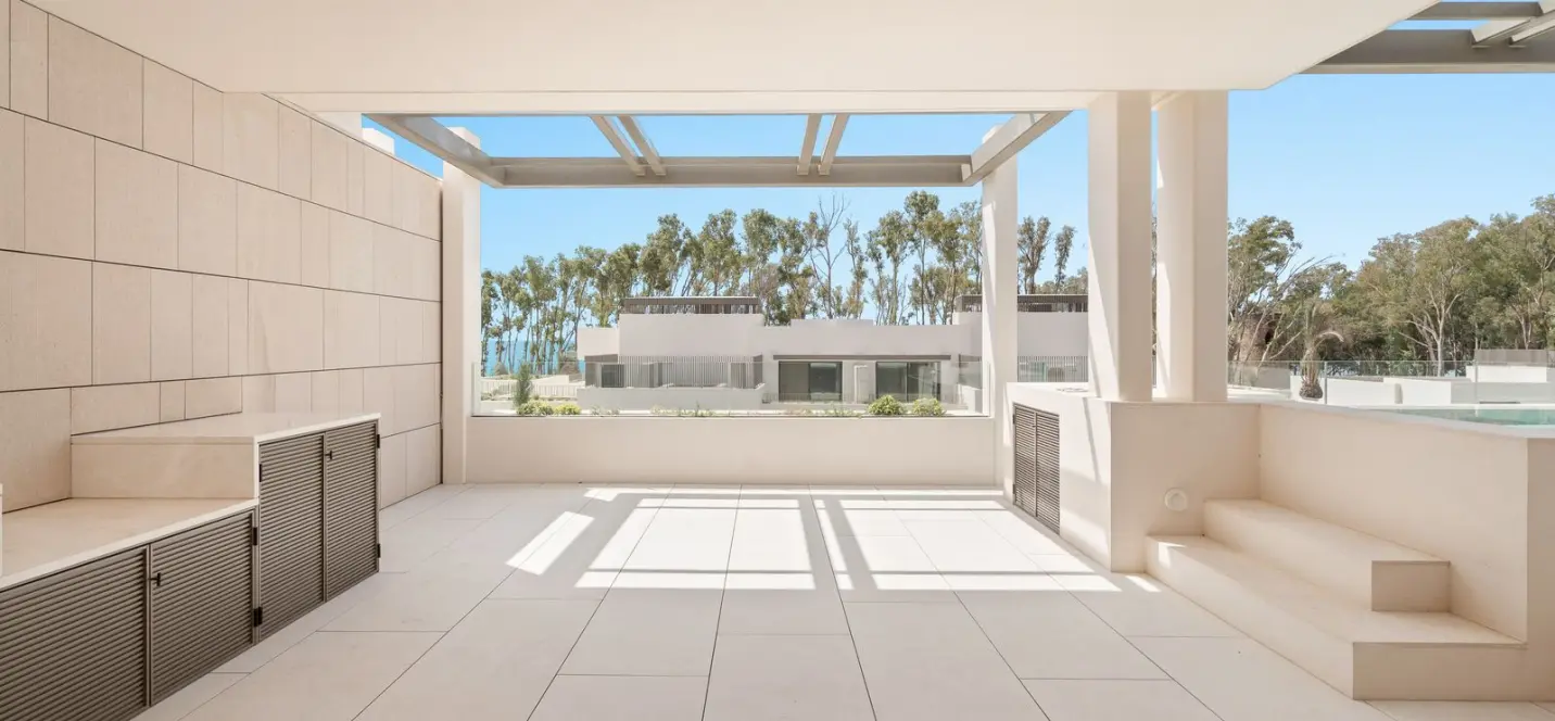 Sale of middle floor apartment in The Golden Mile 2