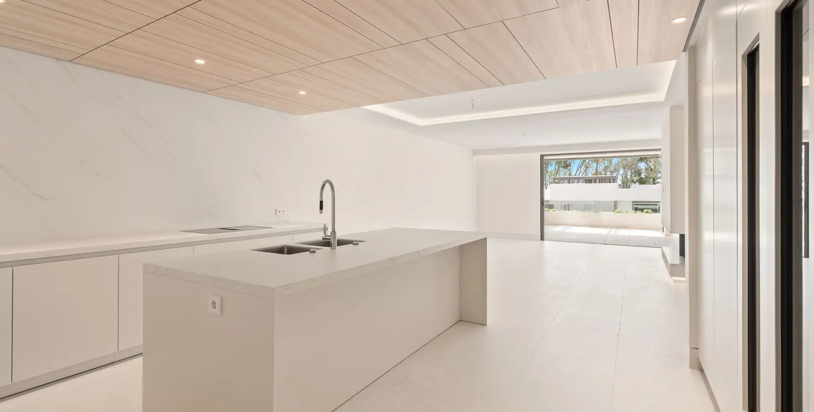 Sale of middle floor apartment in The Golden Mile 4