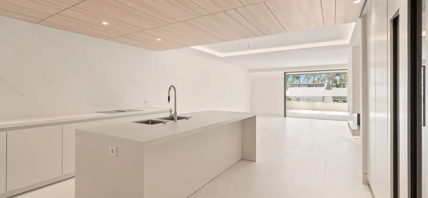 Sale of middle floor apartment in The Golden Mile 3