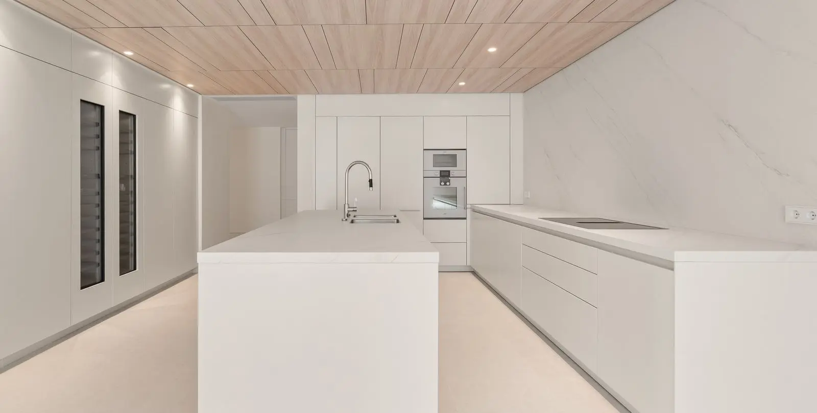 Sale of middle floor apartment in The Golden Mile 5
