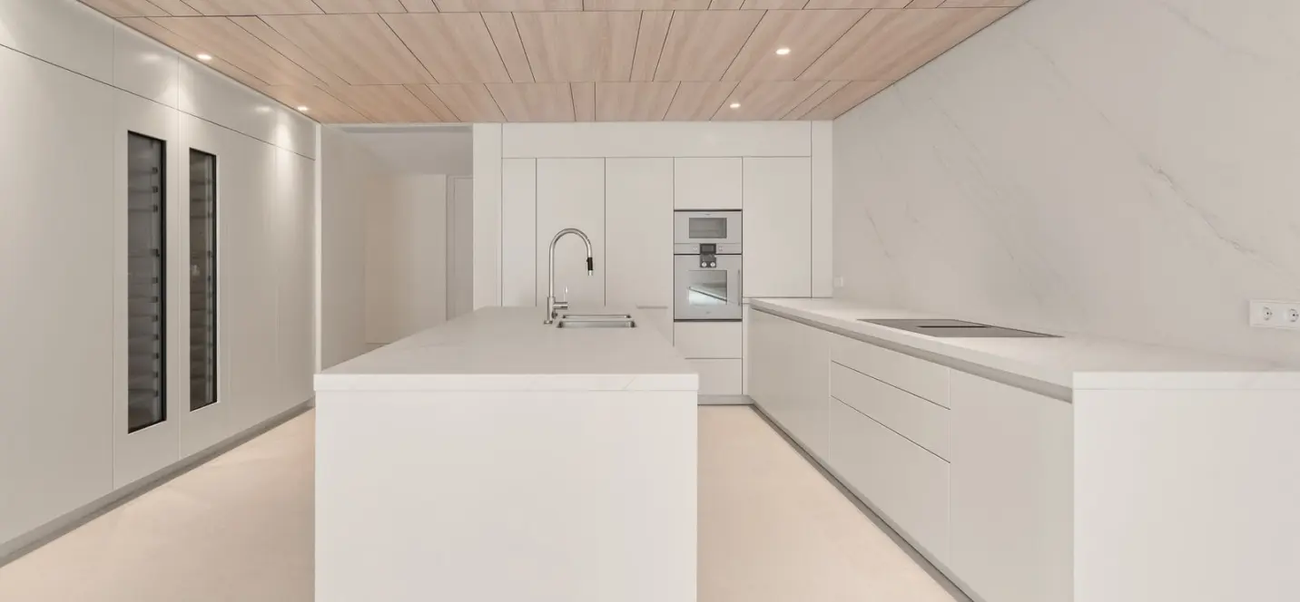 Sale of middle floor apartment in The Golden Mile 4