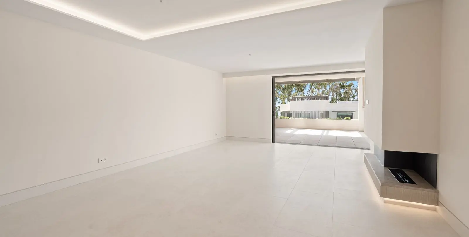 Sale of middle floor apartment in The Golden Mile 6