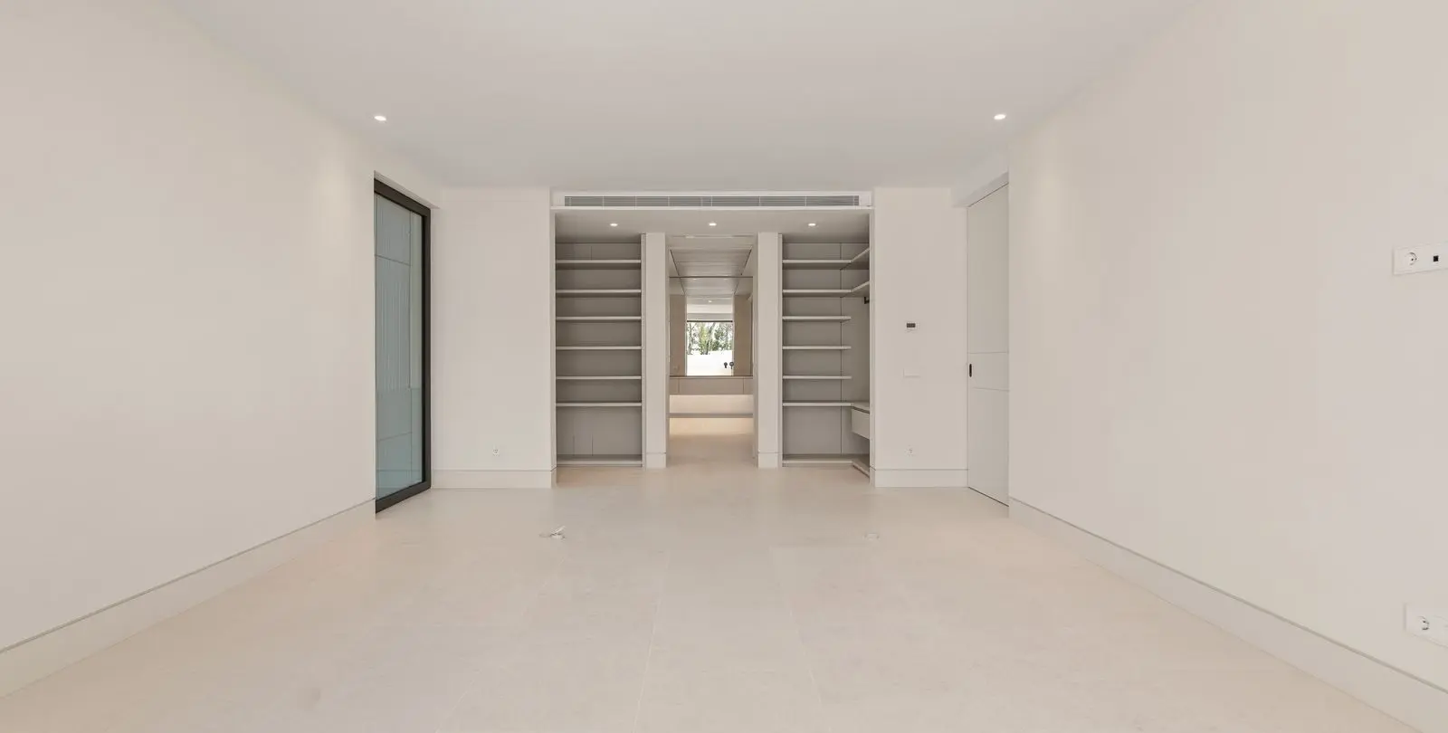 Sale of middle floor apartment in The Golden Mile 8
