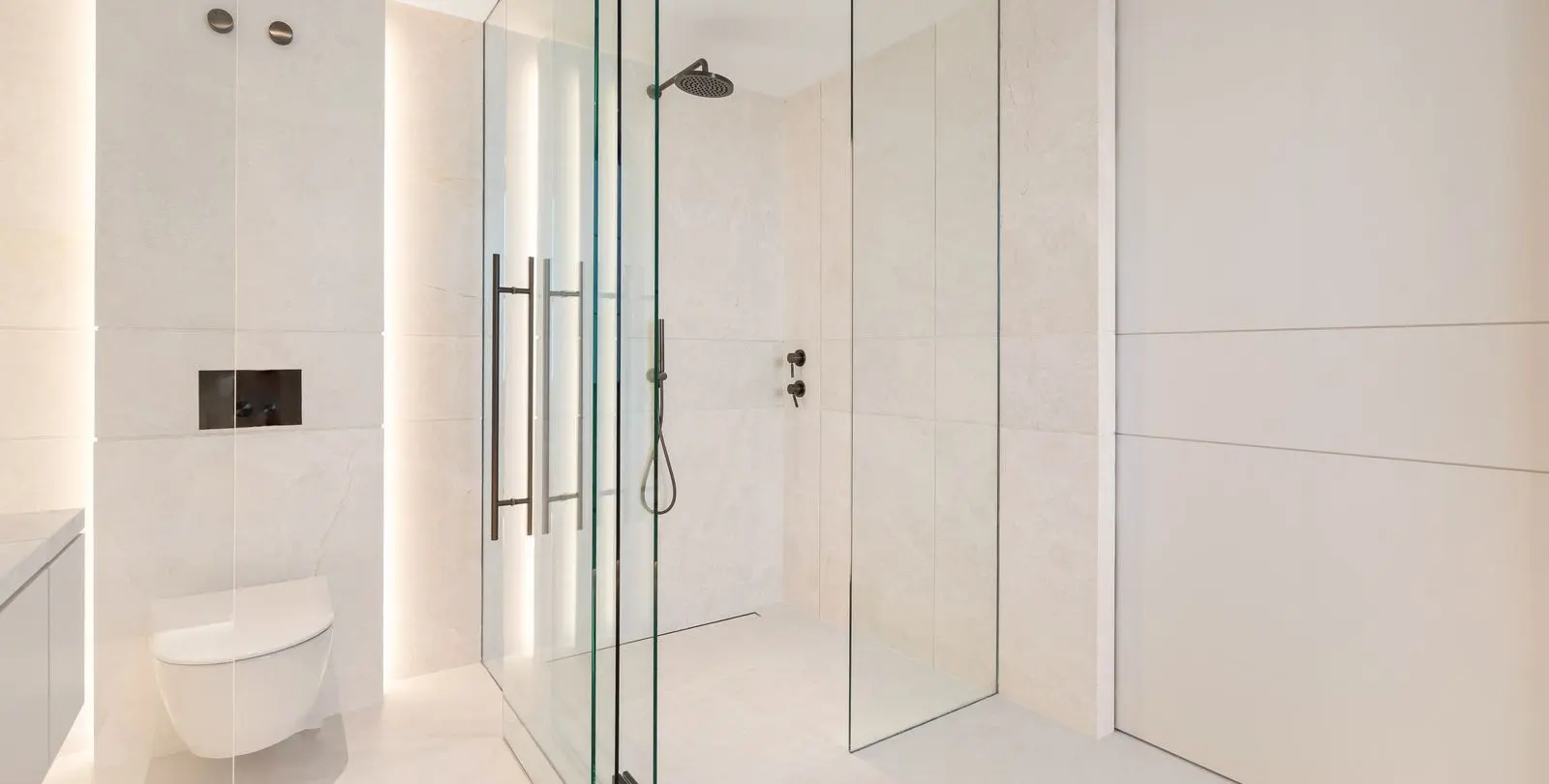 Sale of middle floor apartment in The Golden Mile 9