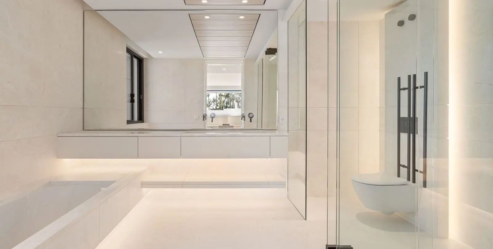 Sale of middle floor apartment in The Golden Mile 10