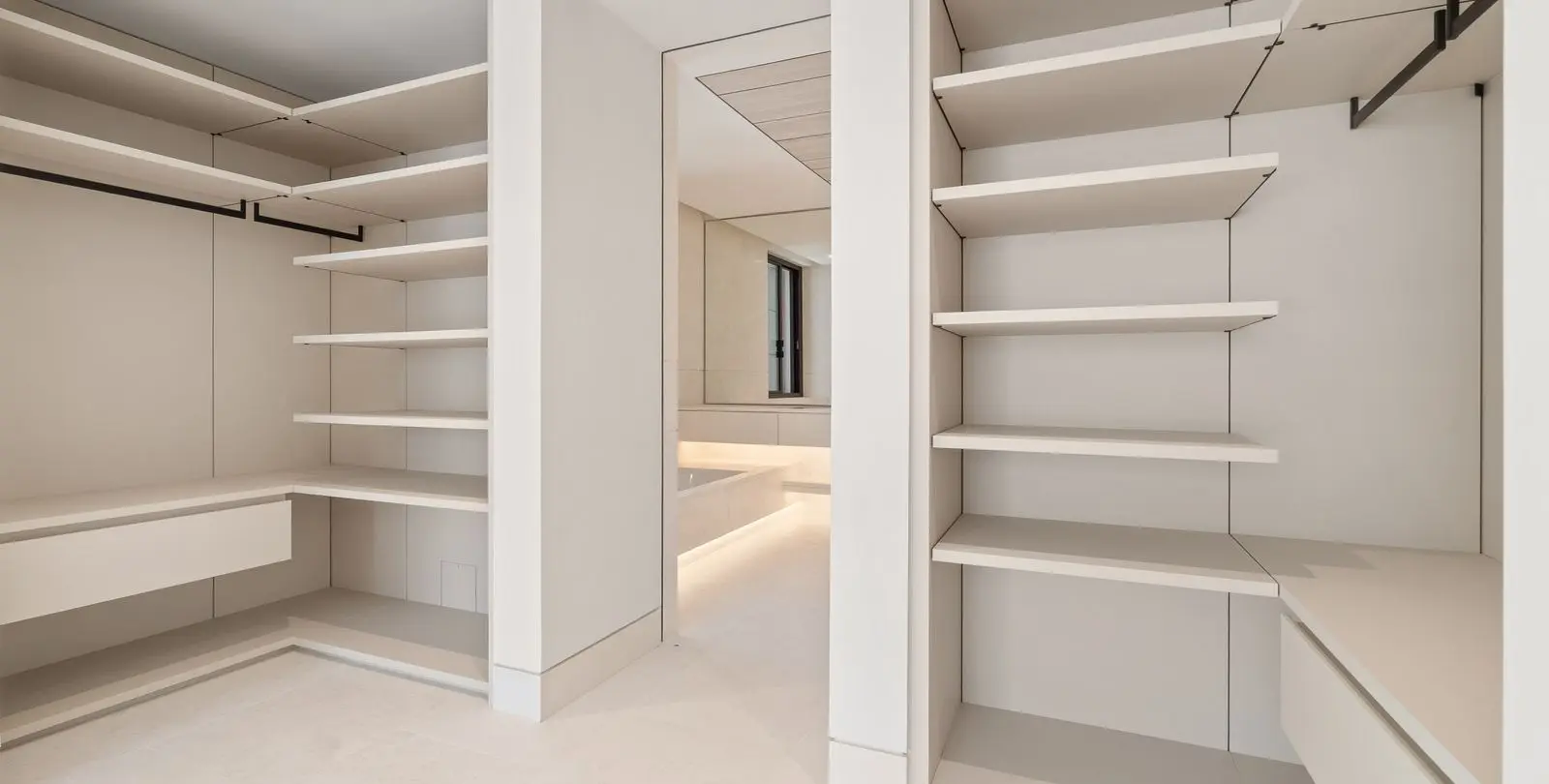 Sale of middle floor apartment in The Golden Mile 11