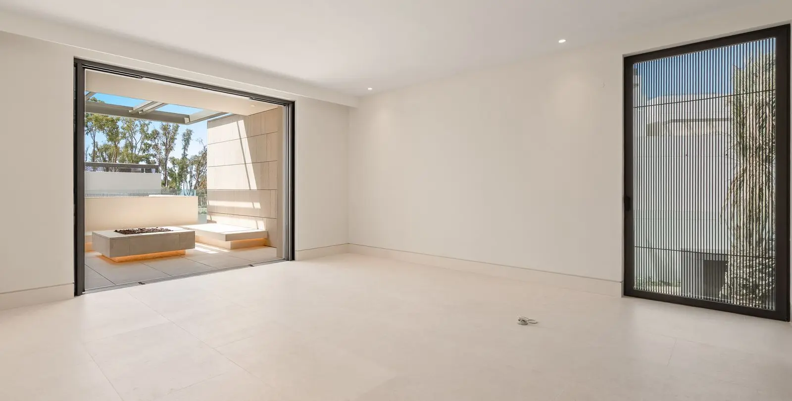 Sale of middle floor apartment in The Golden Mile 12