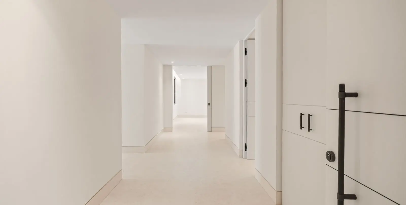 Sale of middle floor apartment in The Golden Mile 14