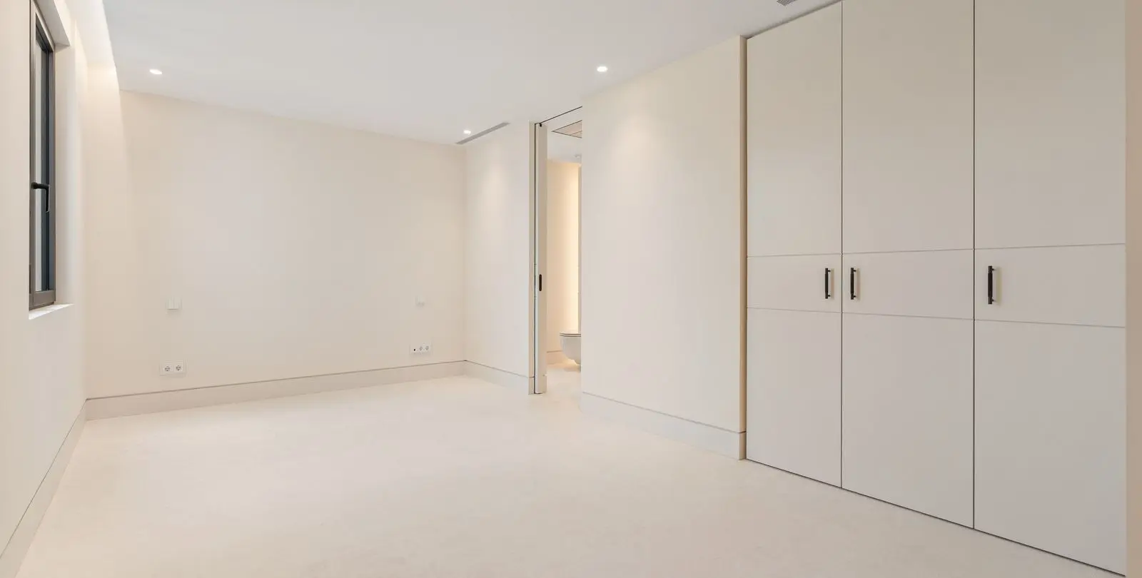 Sale of middle floor apartment in The Golden Mile 16