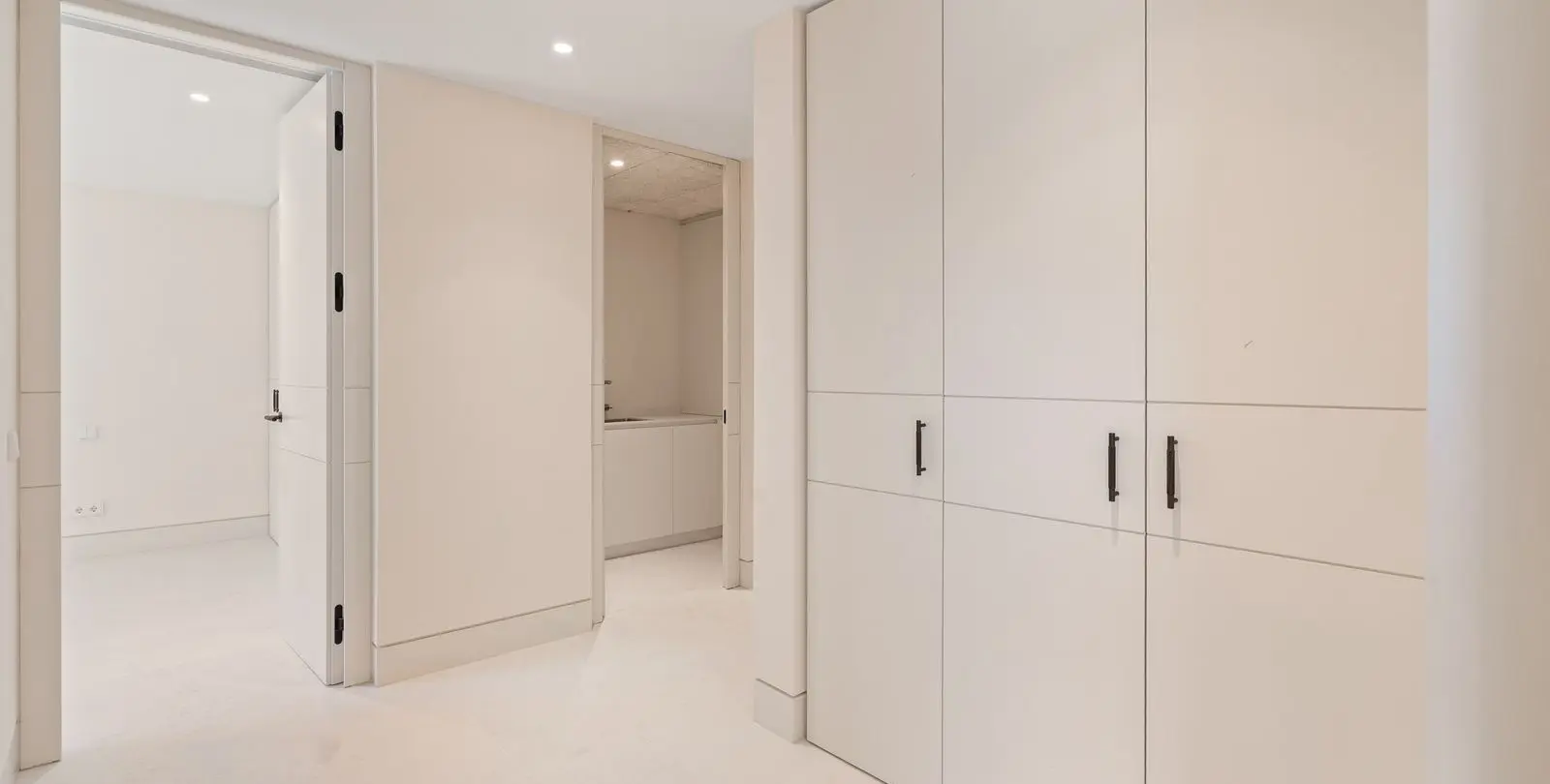Sale of middle floor apartment in The Golden Mile 17