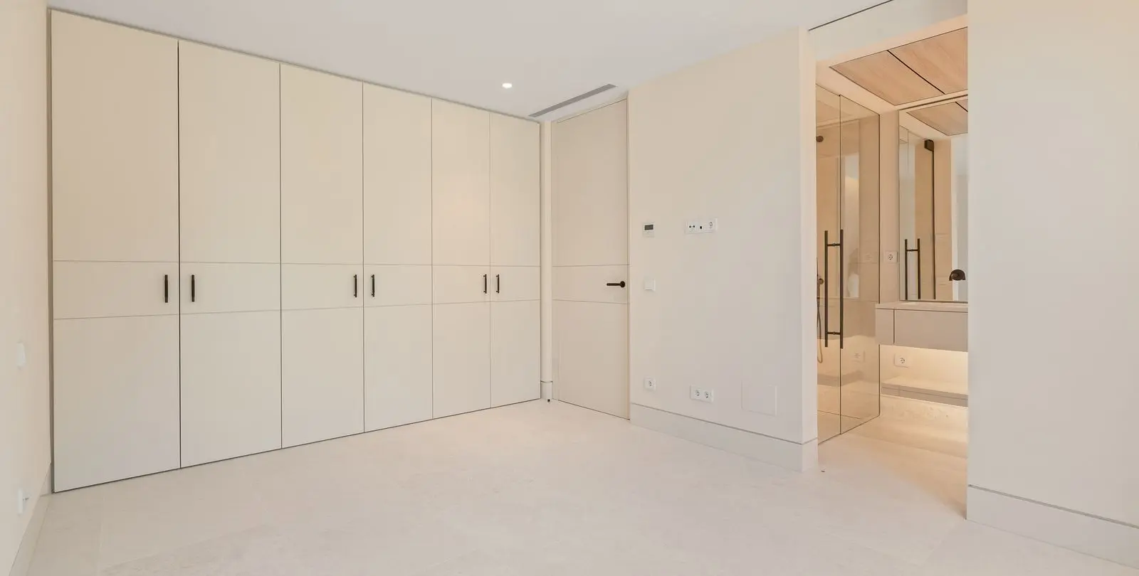 Sale of middle floor apartment in The Golden Mile 18