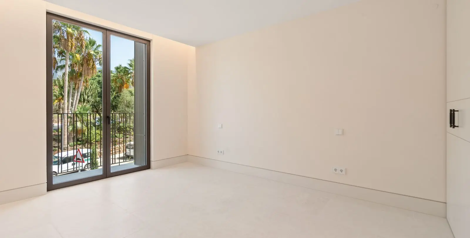 Sale of middle floor apartment in The Golden Mile 19