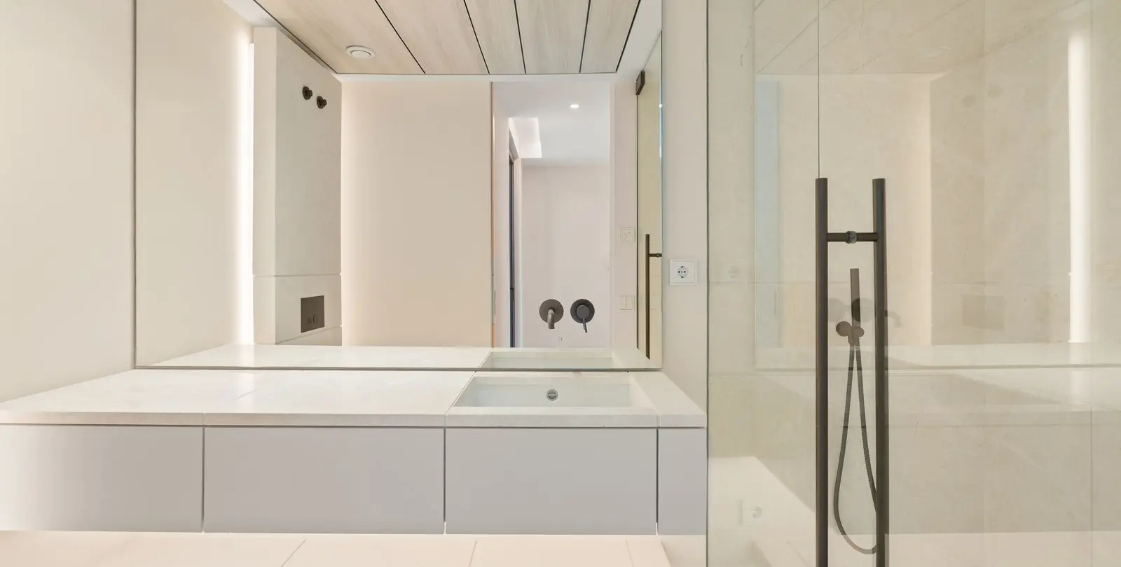 Sale of middle floor apartment in The Golden Mile 20