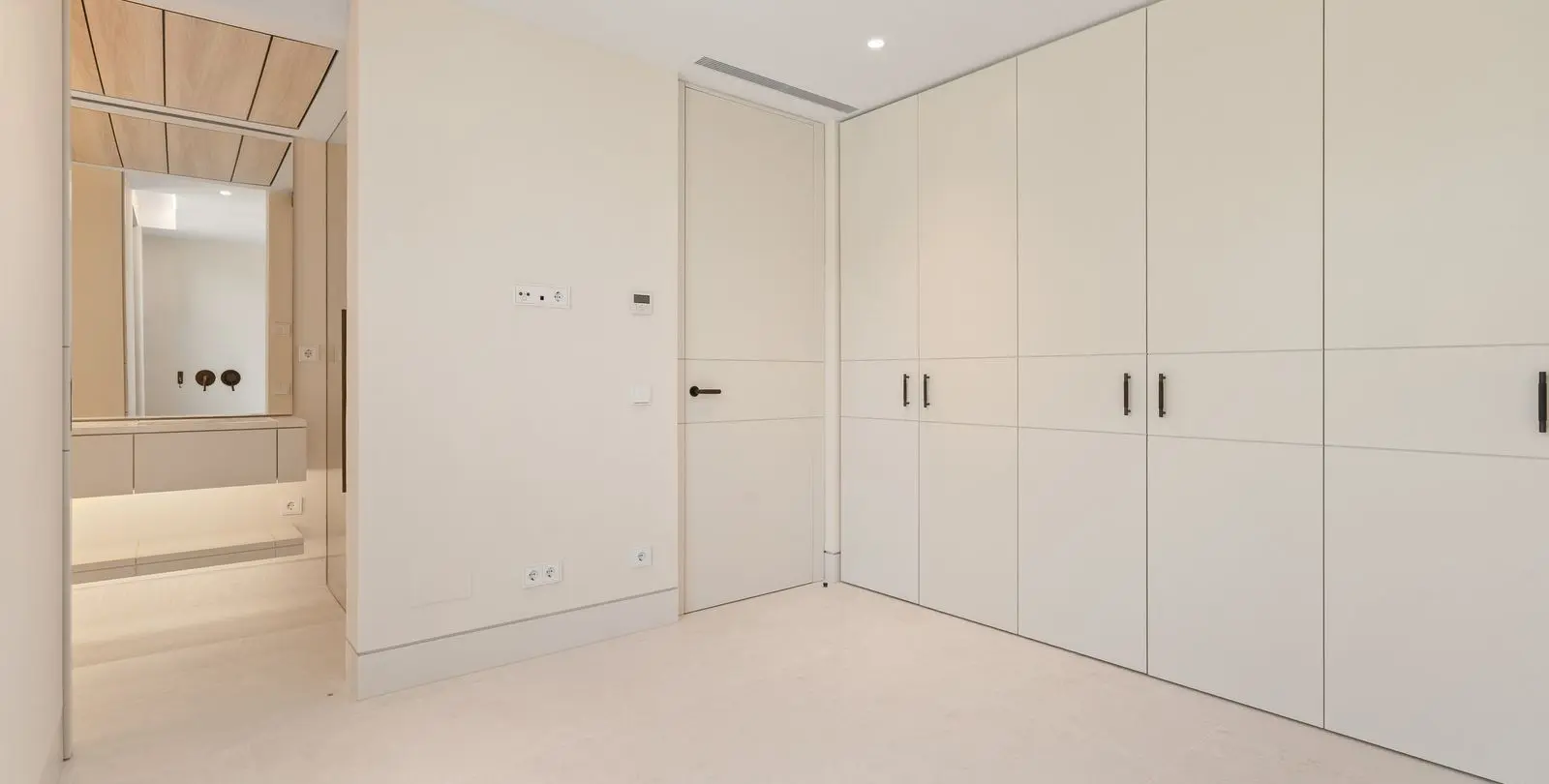 Sale of middle floor apartment in The Golden Mile 21