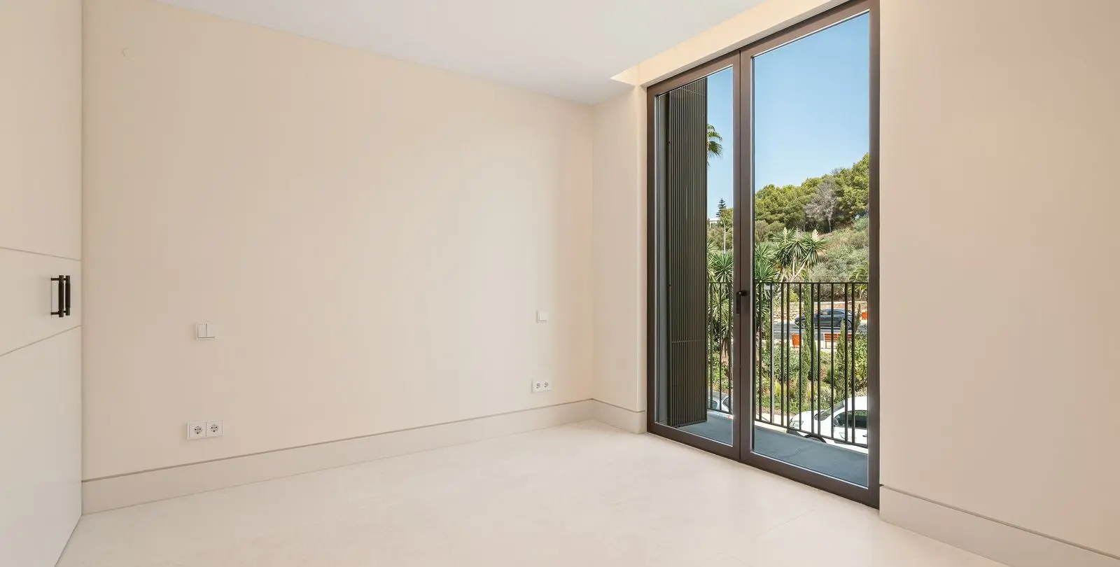 Sale of middle floor apartment in The Golden Mile 22