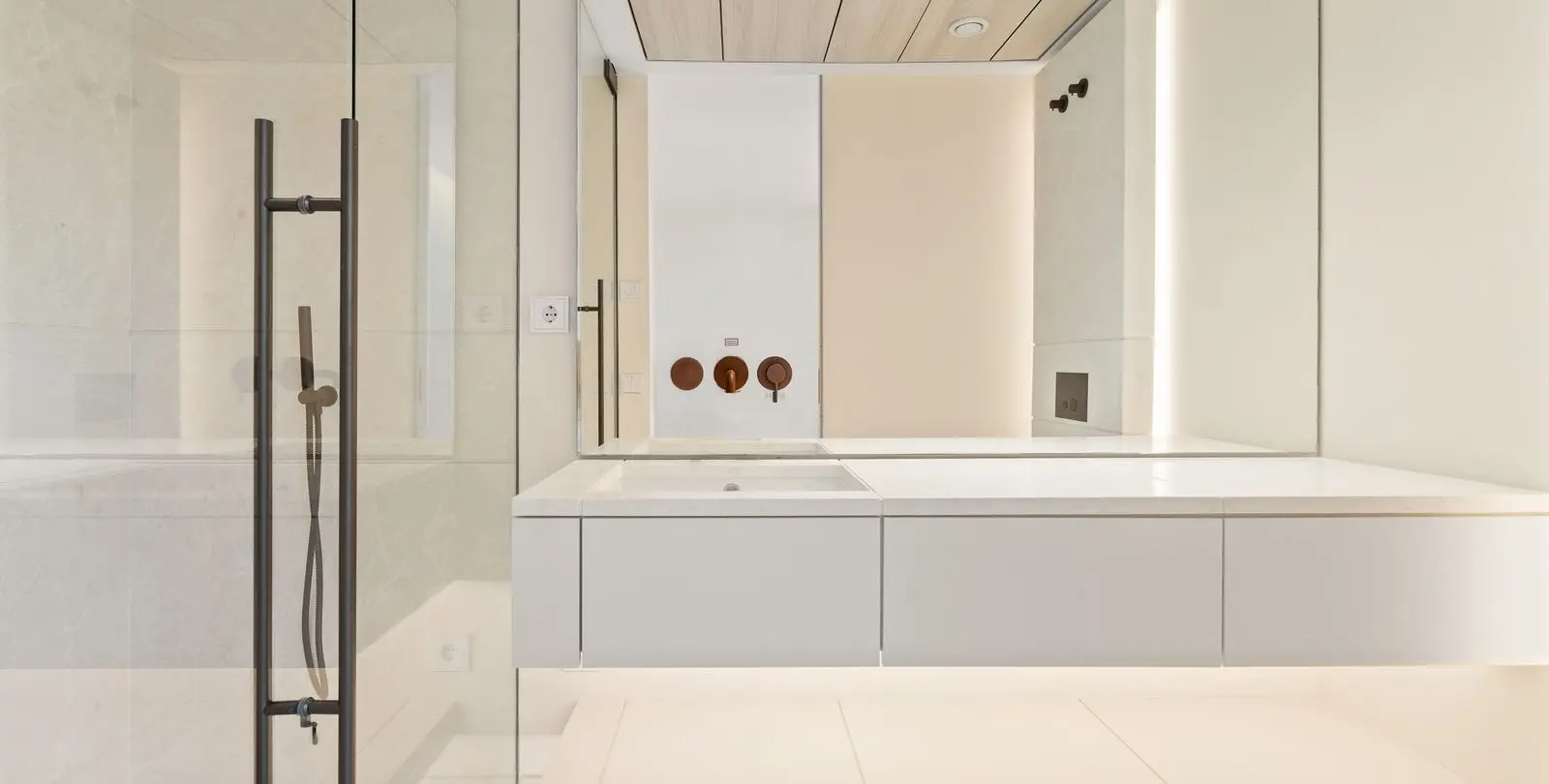 Sale of middle floor apartment in The Golden Mile 23