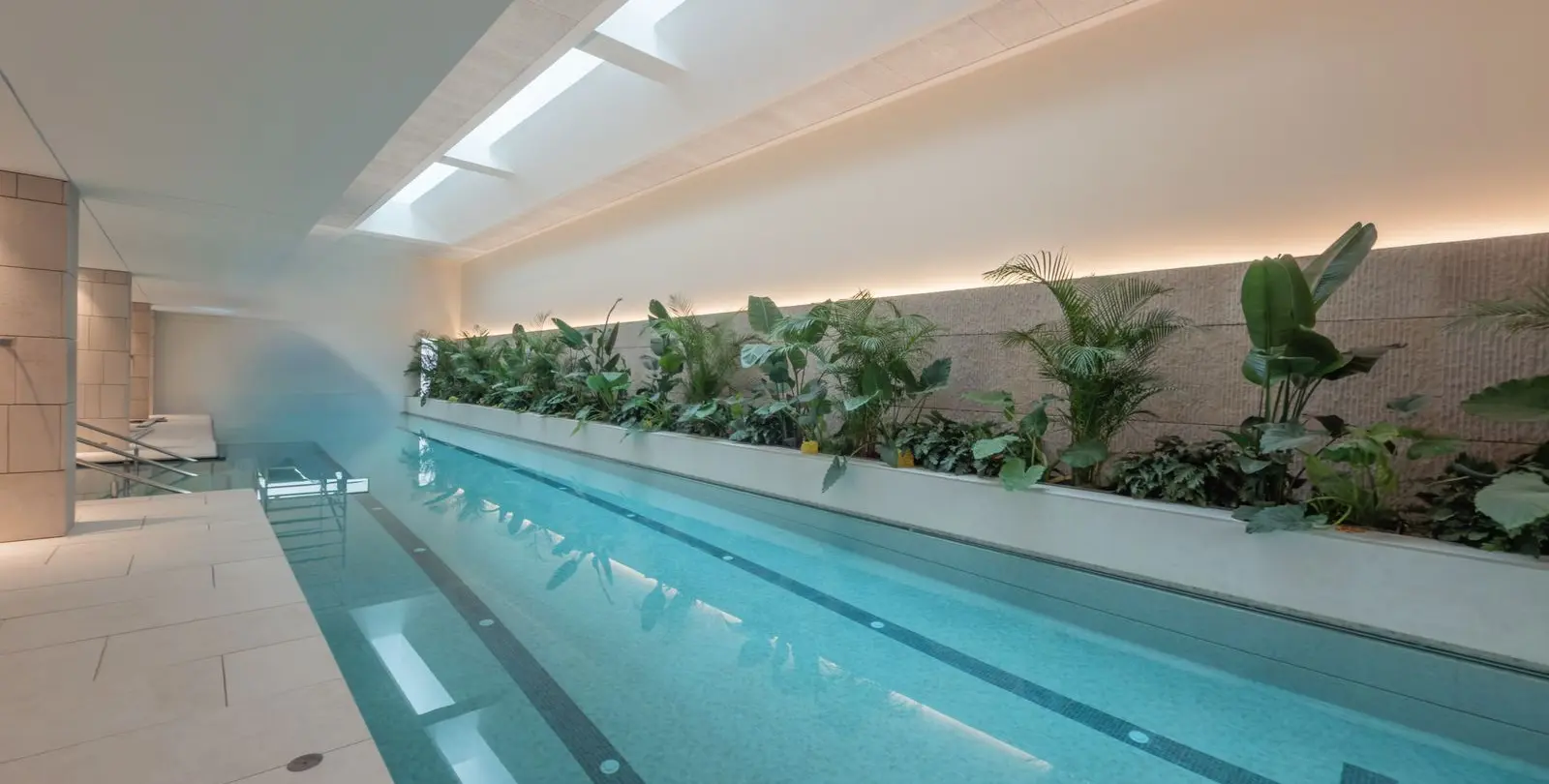 Sale of middle floor apartment in The Golden Mile 26