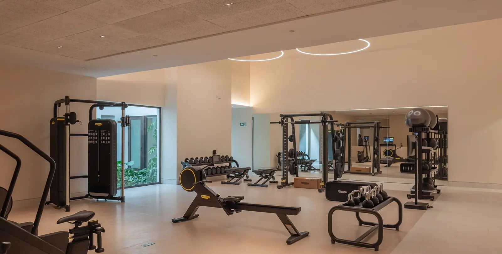 Sale of middle floor apartment in The Golden Mile 28
