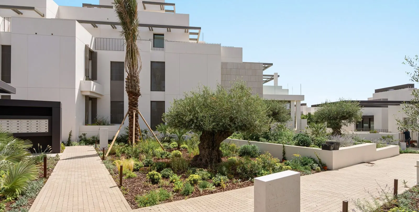 Sale of middle floor apartment in The Golden Mile 31