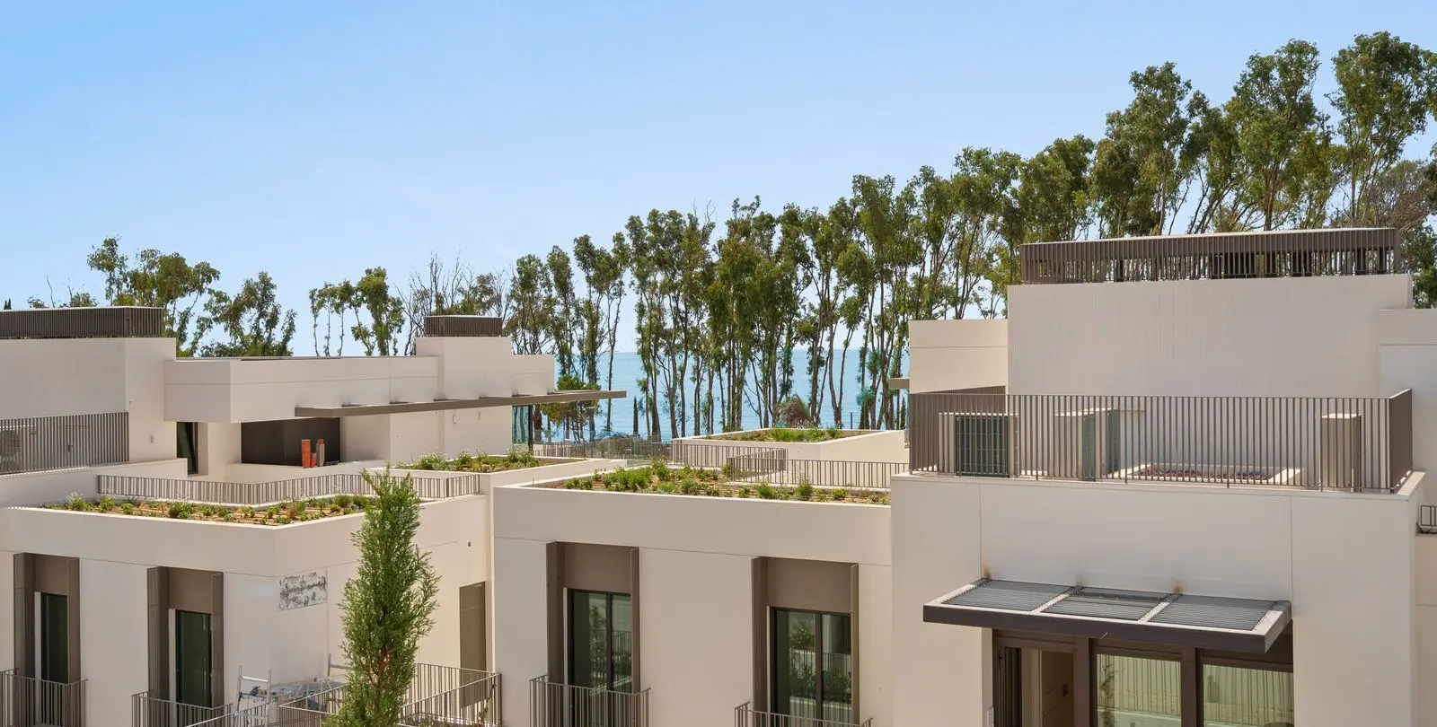 Sale of middle floor apartment in The Golden Mile 32