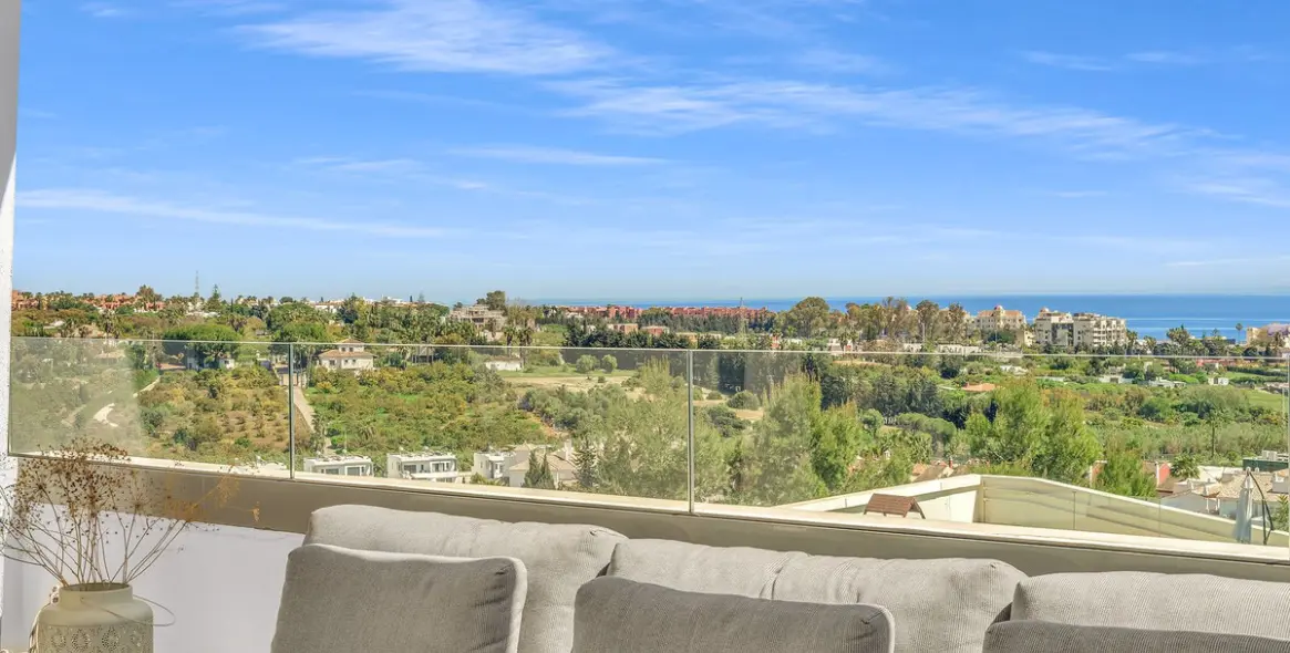 Sale of penthouse in Estepona 1