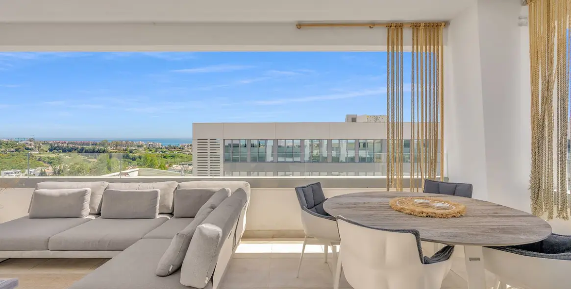 Sale of penthouse in Estepona 2