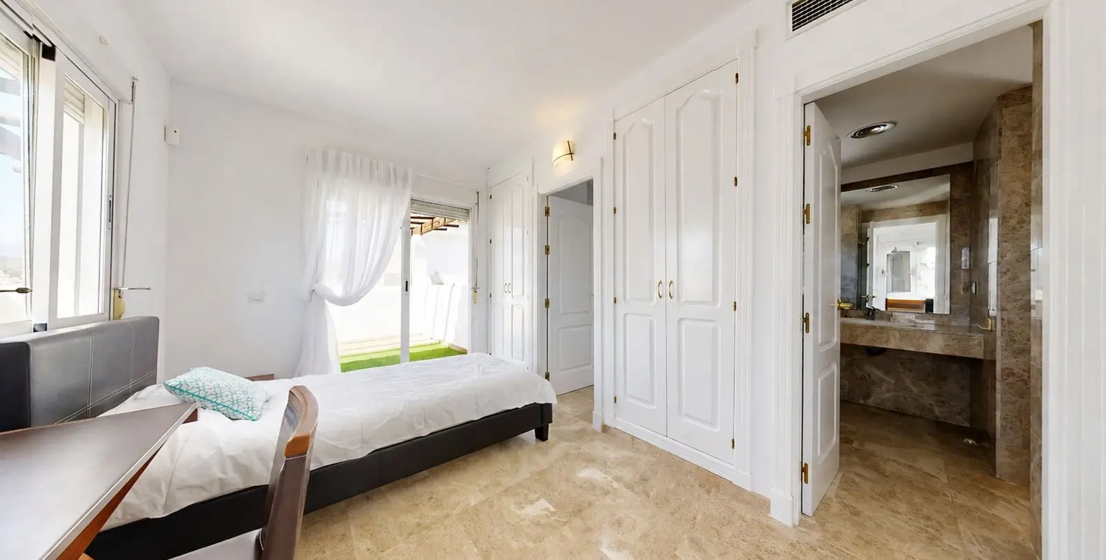 Sale of penthouse duplex in Nueva Andalucía 27