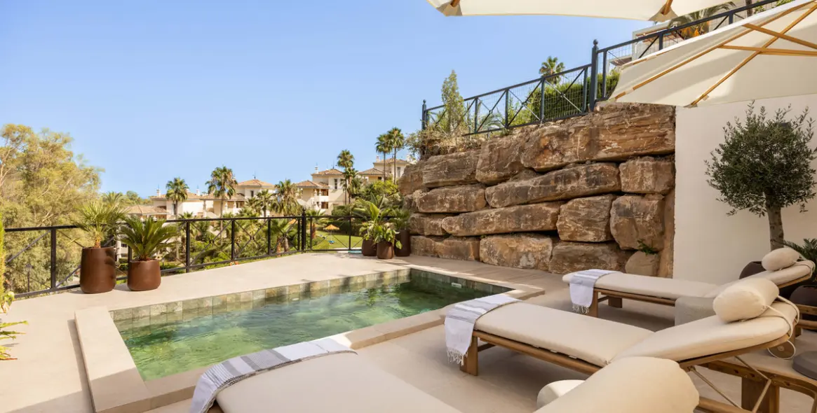 Venta de apartamento en planta media en Nueva Andalucía 1