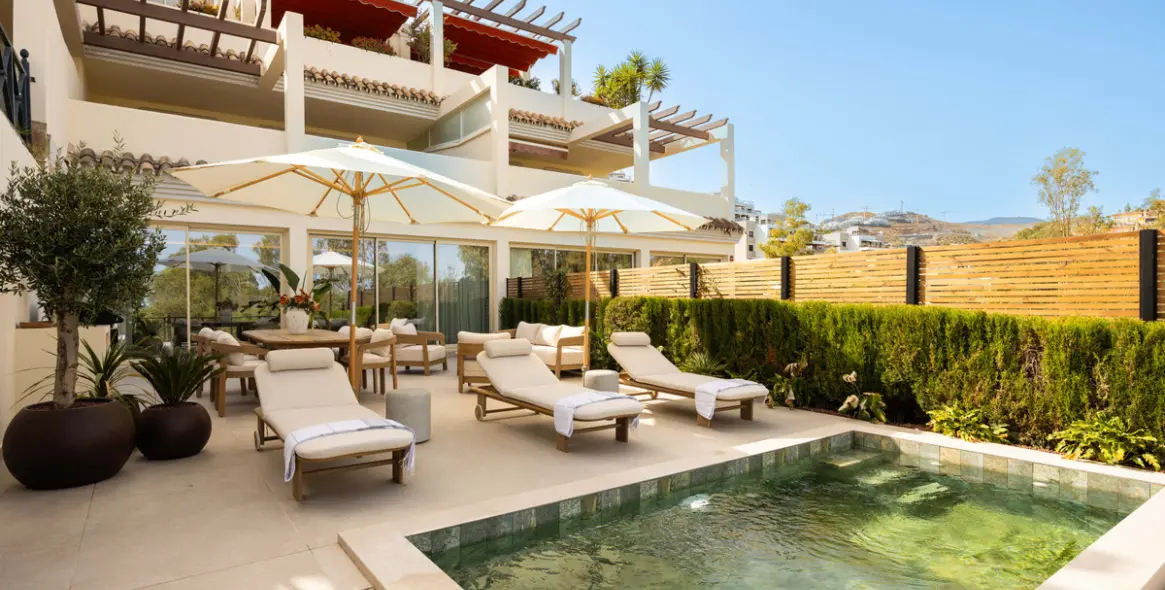 Venta de apartamento en planta media en Nueva Andalucía 3