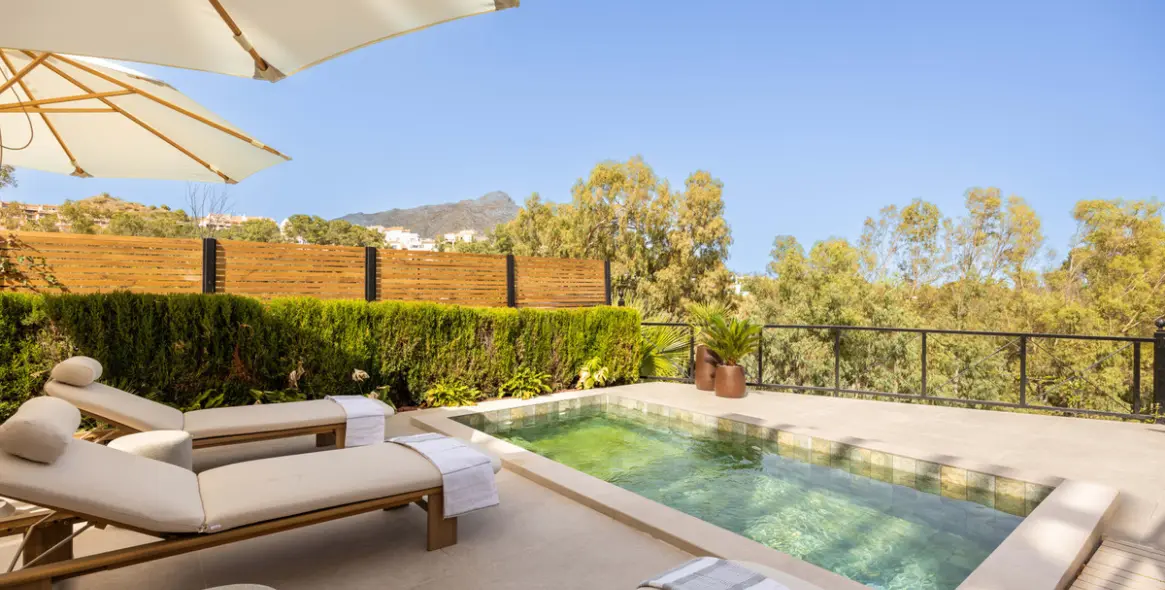 Venta de apartamento en planta media en Nueva Andalucía 25