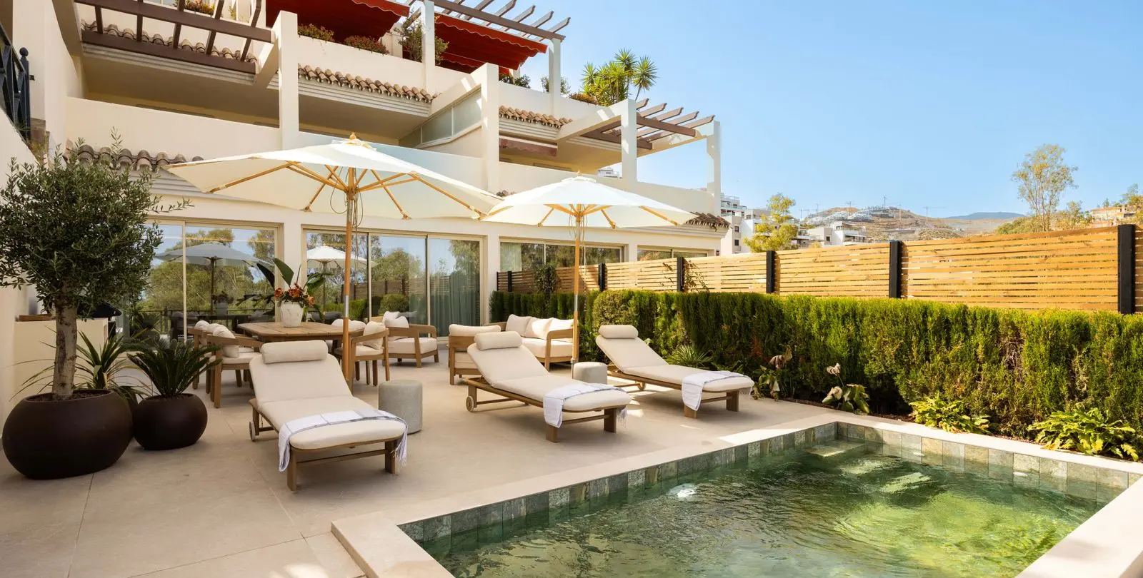 Sale of middle floor apartment in Nueva Andalucía 3