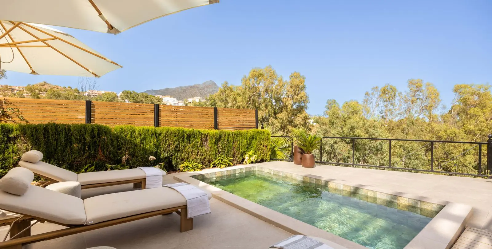 Sale of middle floor apartment in Nueva Andalucía 25