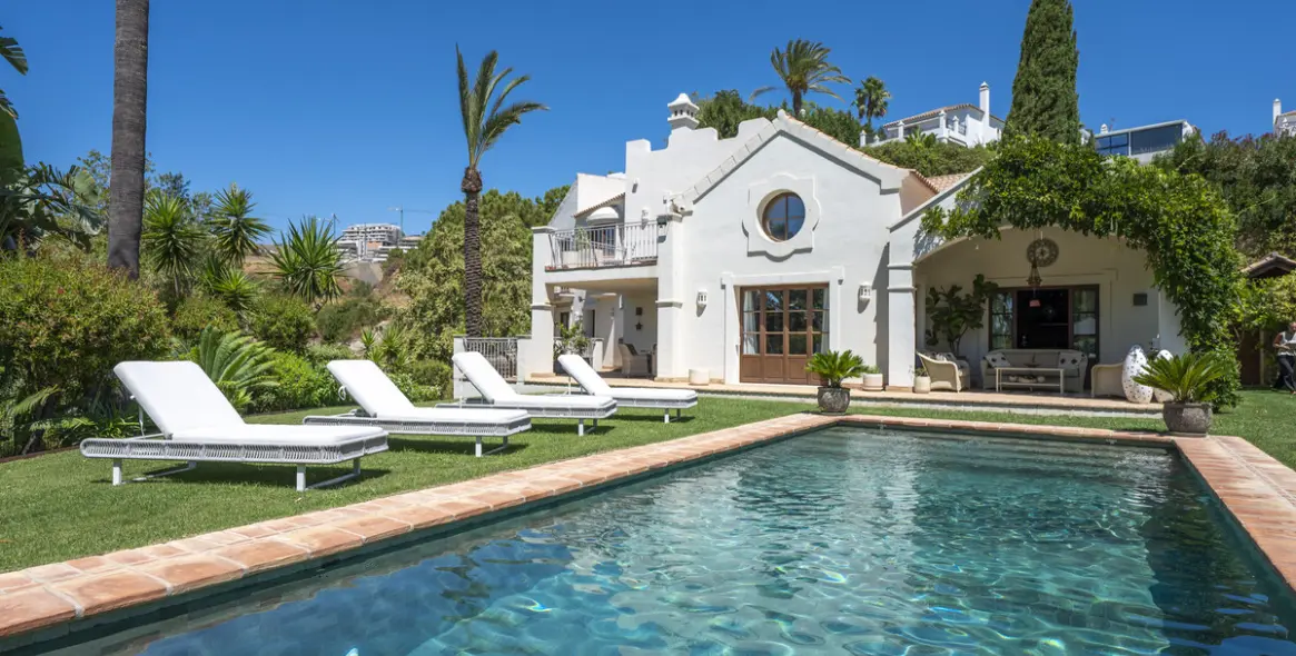 Venta de villa independiente en Estepona 1