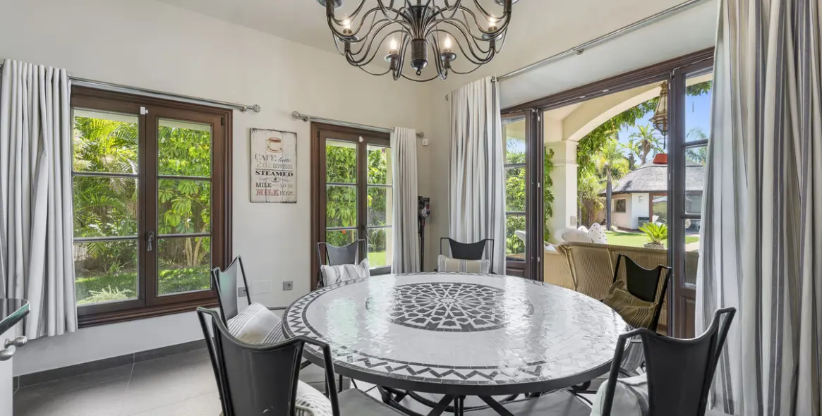 Venta de villa independiente en Estepona 12