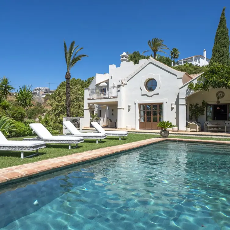 Venta de villa independiente en Estepona