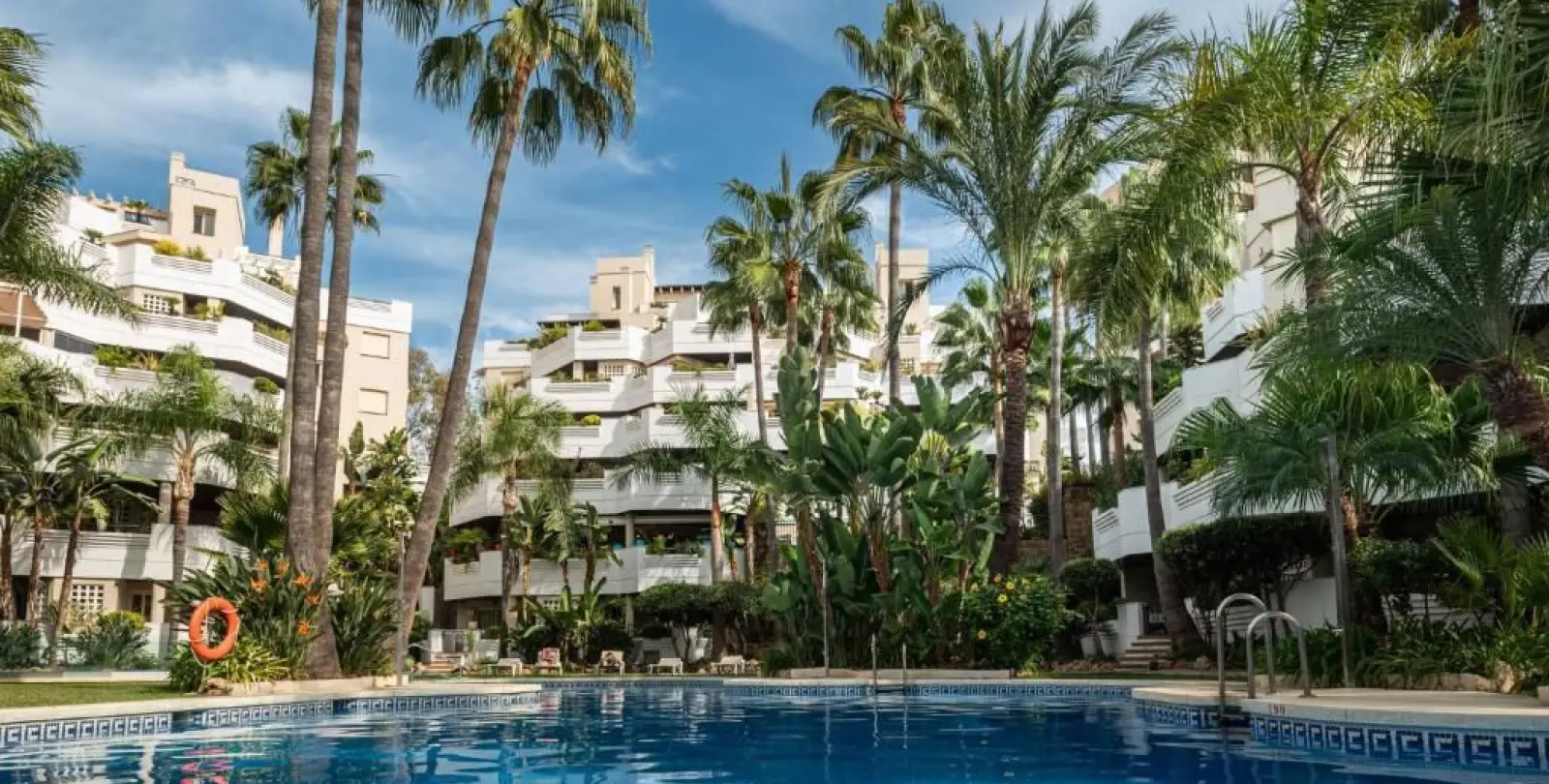 Venta de apartamento en planta media en Nueva Andalucía 1