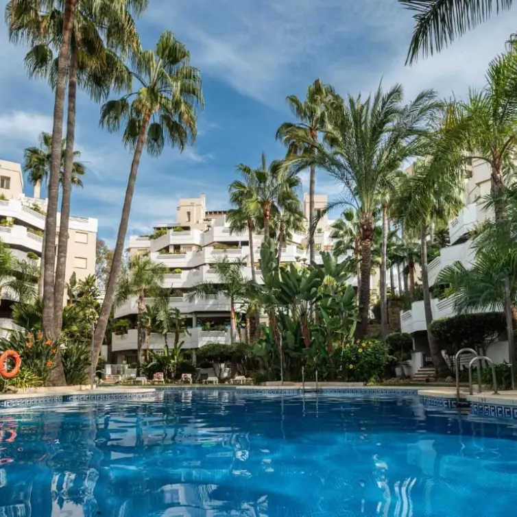 Venta de apartamento en planta media en Nueva Andalucía