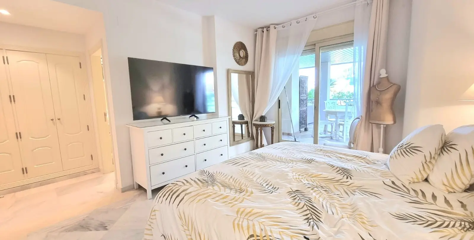 Venta de apartamento en planta media en Nueva Andalucía 14