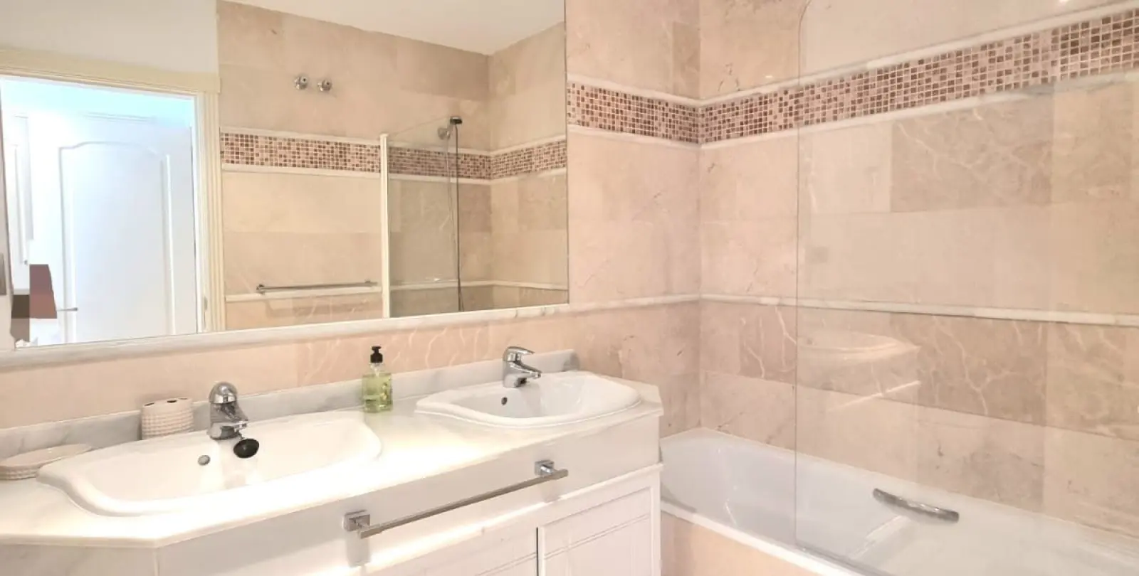 Venta de apartamento en planta media en Nueva Andalucía 18