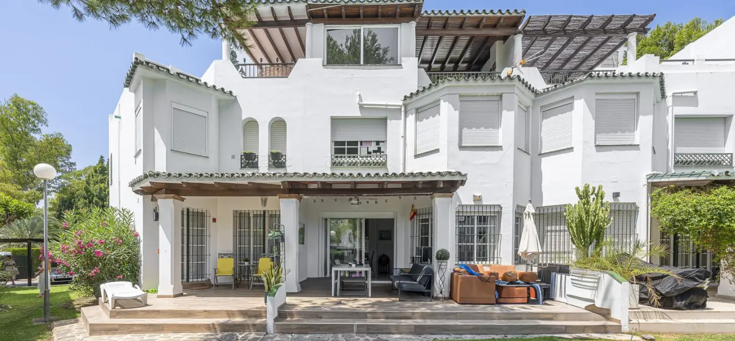 Продажа дома на две семьи в Nueva Andalucía 1