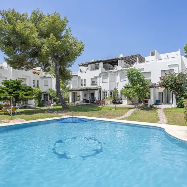 Продажа дома на две семьи в Nueva Andalucía