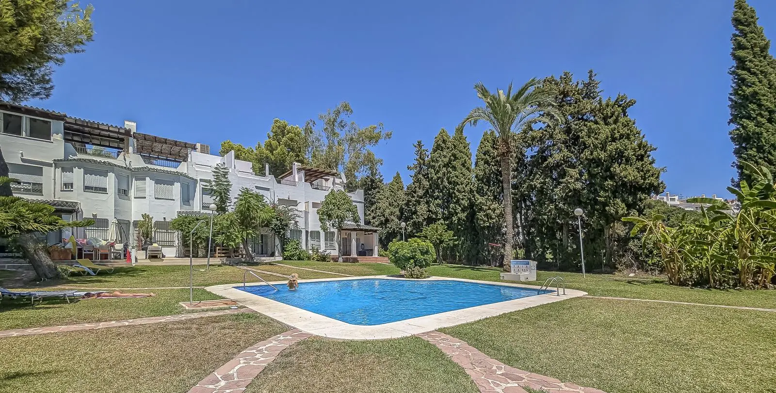 Продажа дома на две семьи в Nueva Andalucía 46