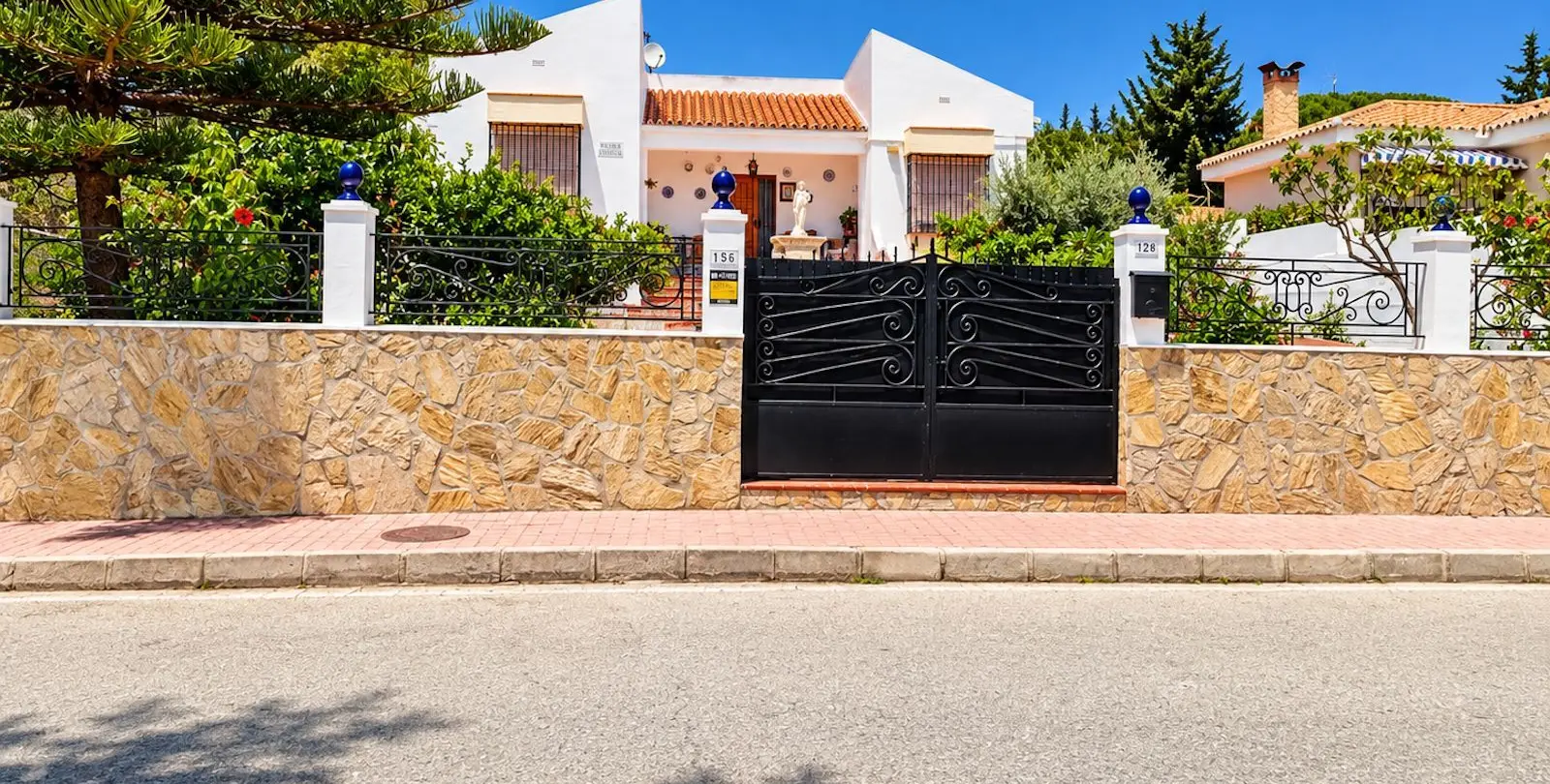 Sale of detached villa in Chilches 1