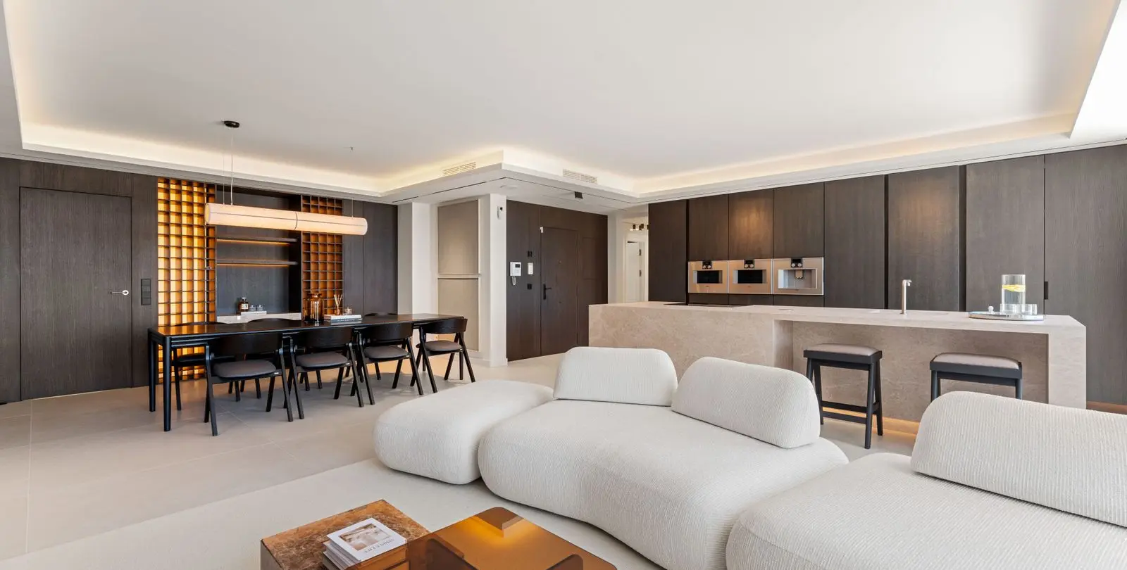Sale of penthouse in The Golden Mile 11
