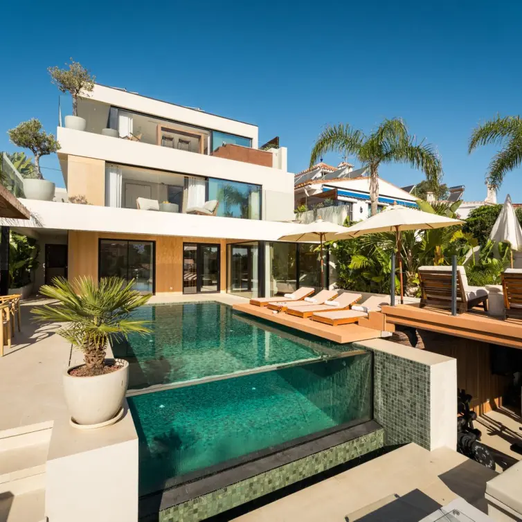 Sale of detached villa in Nueva Andalucía
