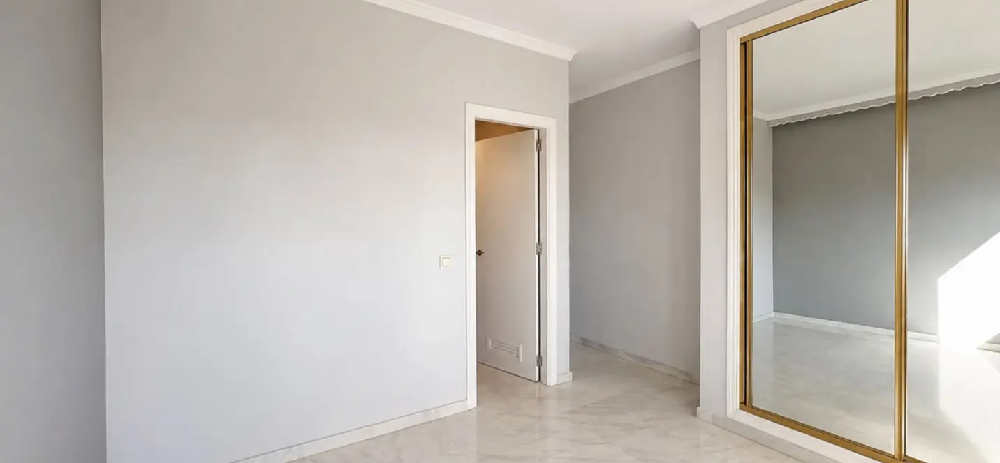 Sale of middle floor apartment in Marbella 2