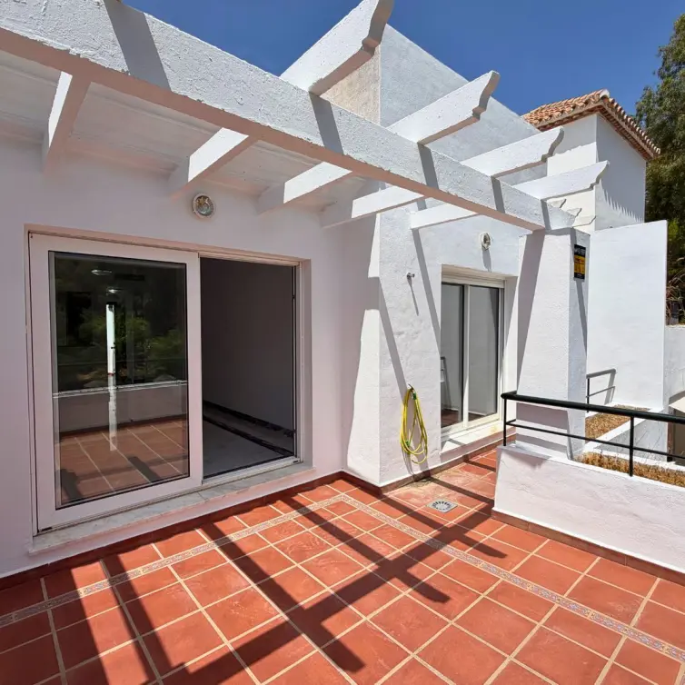 Sale of penthouse in Nueva Andalucía