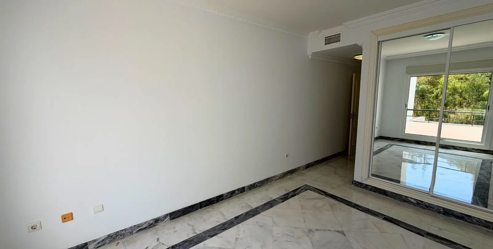 Sale of penthouse in Nueva Andalucía 24