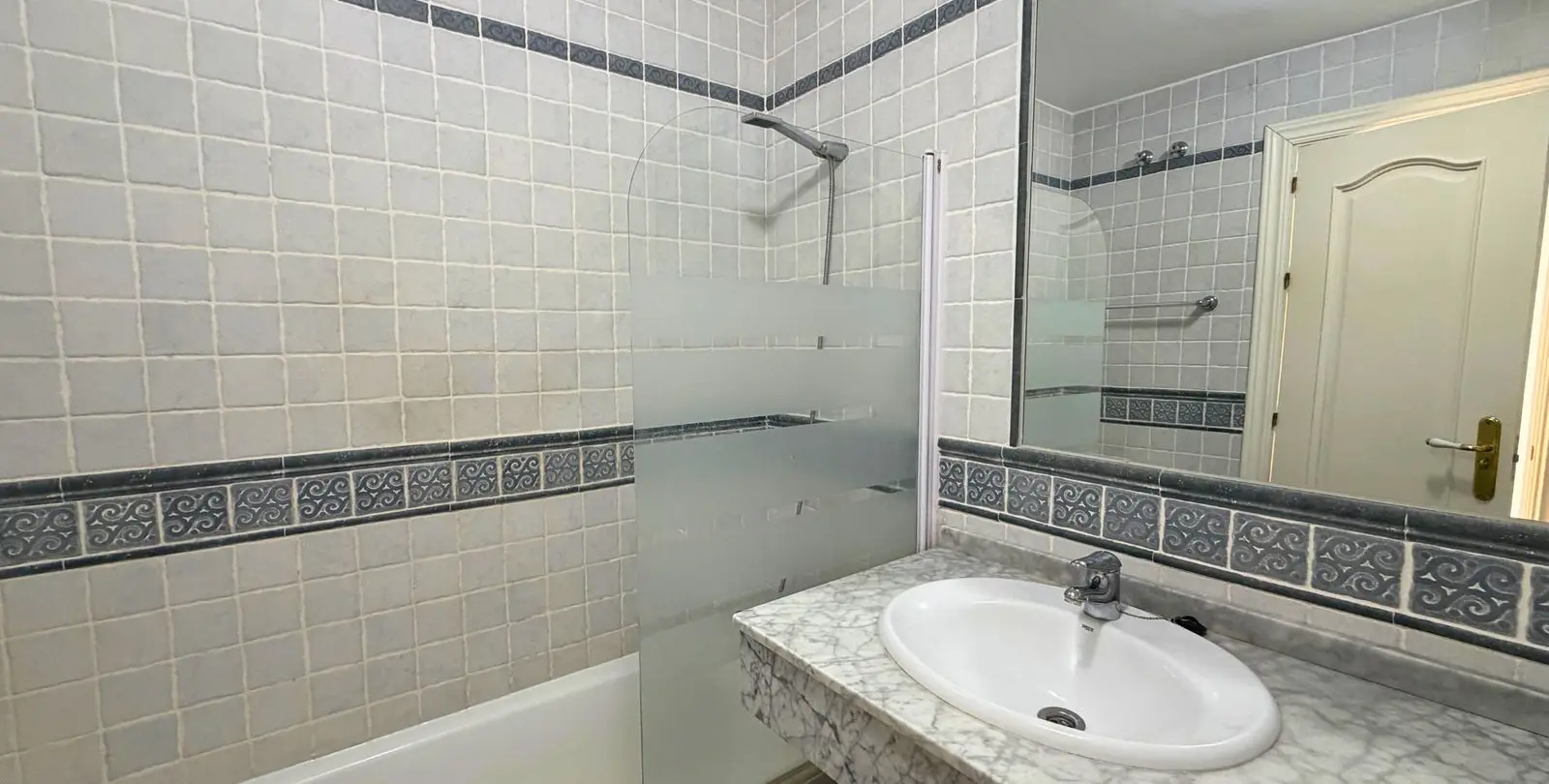 Sale of penthouse in Nueva Andalucía 25